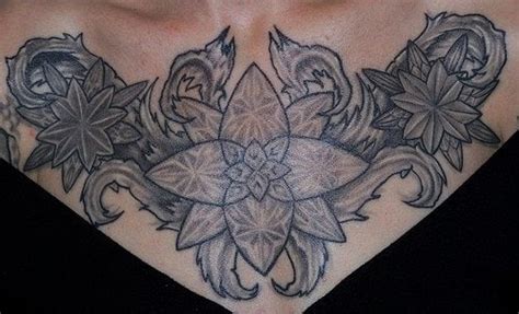 tatuaje en los pechos|150 Tatuajes inéditos en el pecho para mujeres y。